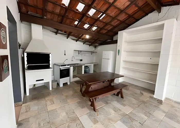 Casa 150m da Praia das Toninhas Com Churrasqueira